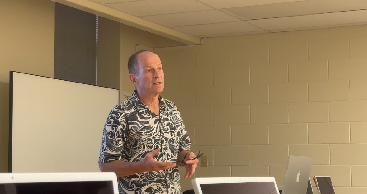 Former diplomat Dave Stilwell talks with student journalists about balanced coverage of elections.