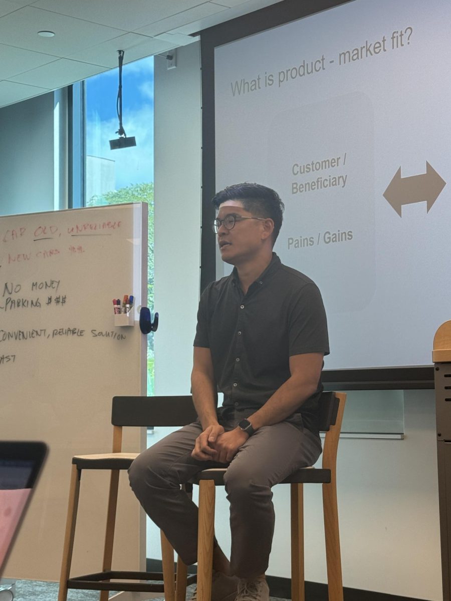 Jeff Hui giving students advice about entrepreneurship