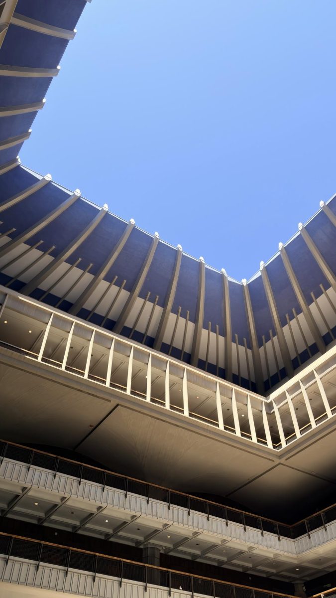 A blue sky through the open roof of the Hawai‘i  State Legislature building.